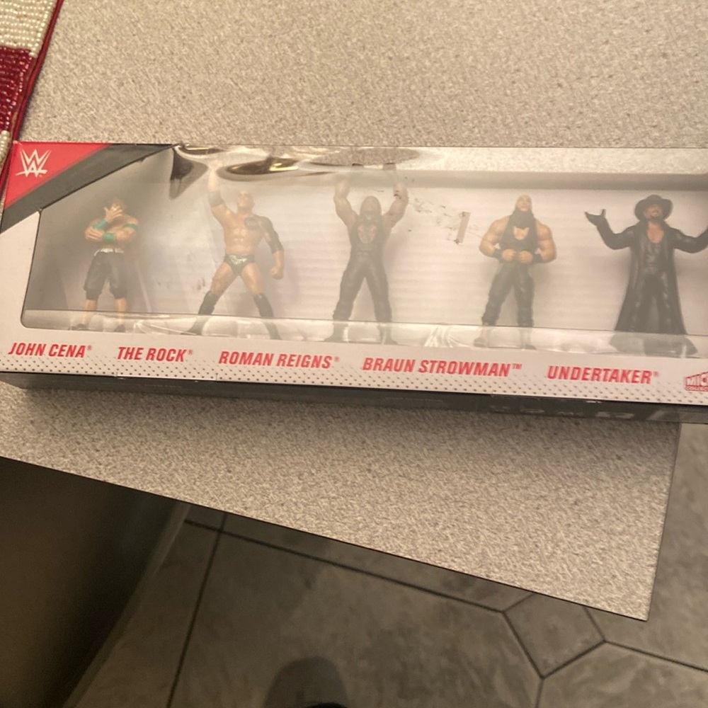 Mini wrestling figures